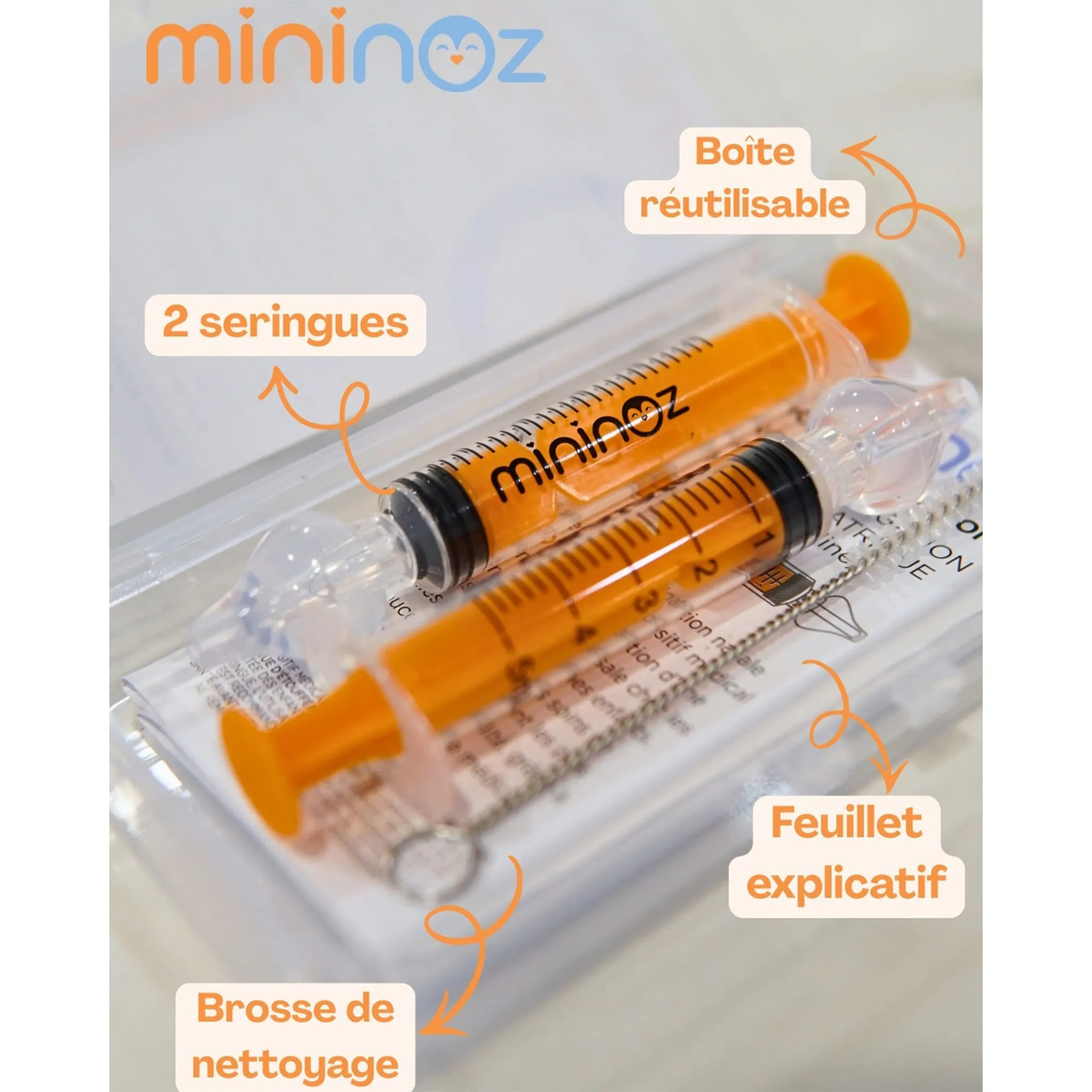 Boîte Mininoz ouverte : deux seringues, une brosse de nettoyage et un feuillet explicatif